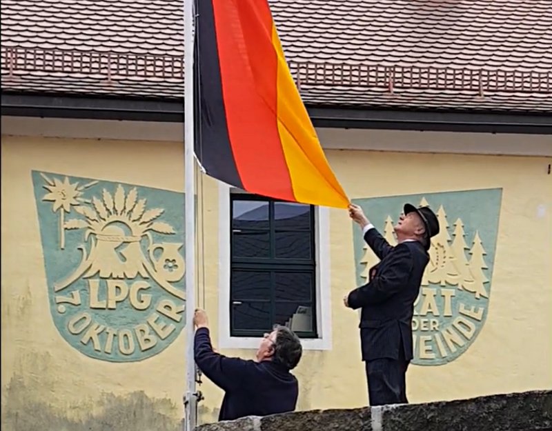 Schwarz-Rot-Gold für Oberlichtenau